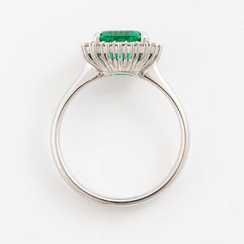 Ring 18K white gold with synthetic emerald and brilliant-cut diamonds.