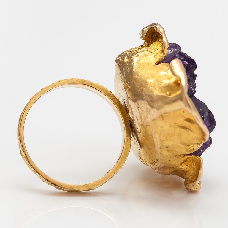 Reino Saastamoinen, An 18K gold and amethyst ring. Helsinki 1970.