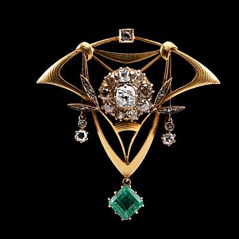 463. BROSCH, antik- och rosenslipade diamanter ca 2.20 ct, smaragd ca 1.30 ct.