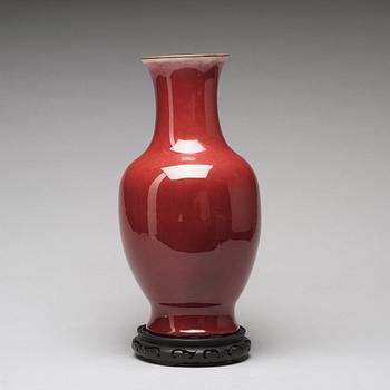 A red glazed vase, late Qing dynasty/early 20th Century.