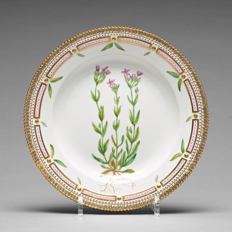 A set of 12 large Royal Copenhagen 'Flora Dancia' dinner plates, Denmark, 20th Century.