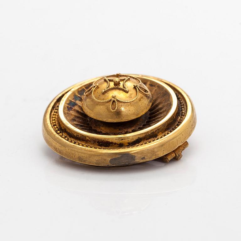 An 18K gold brooch, 19th century.