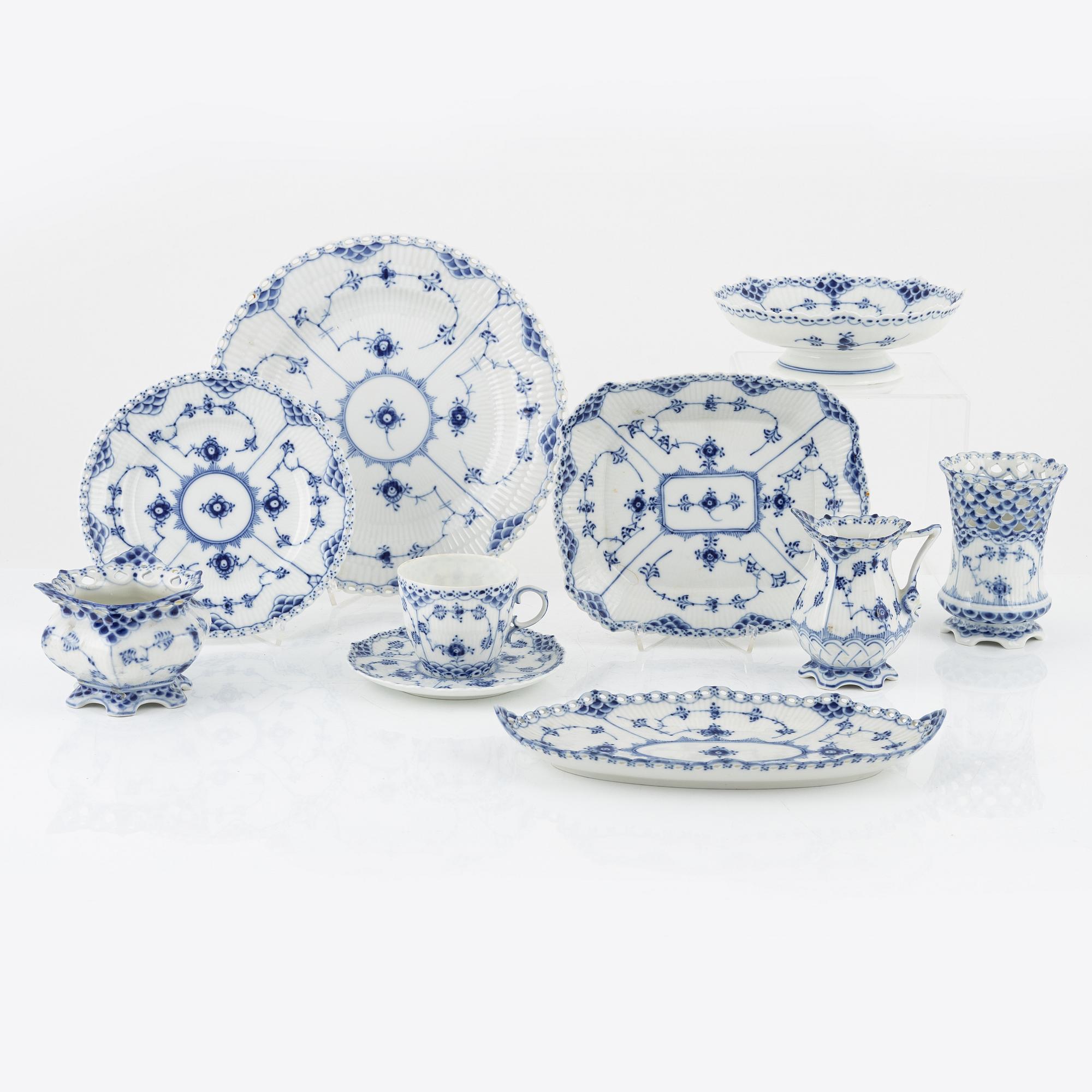 Royal Copenhagen, a 25-piece porcelain coffee service 'Musselmalet Full and Half Lace', Denmark.