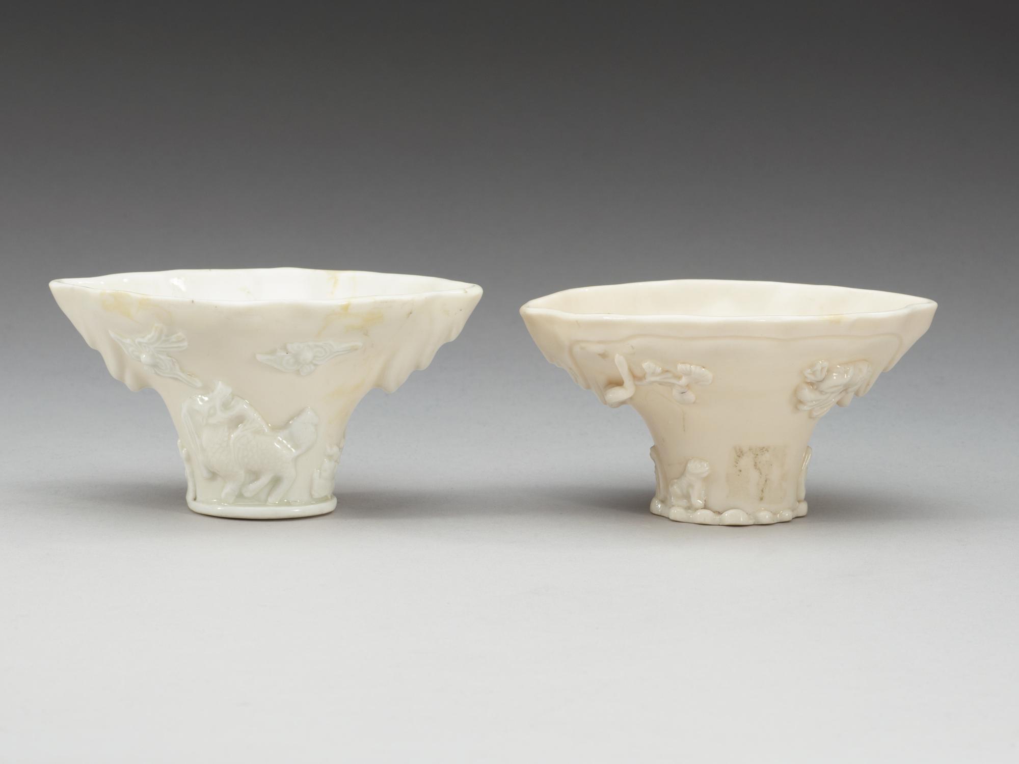 VINOFFERBÄGARE, två stycken, blanc de chine. Qing dynastin, 1700-tal.