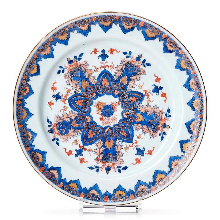 An imari serving dish, Qing dynasty, Kangxi (1662-1722).