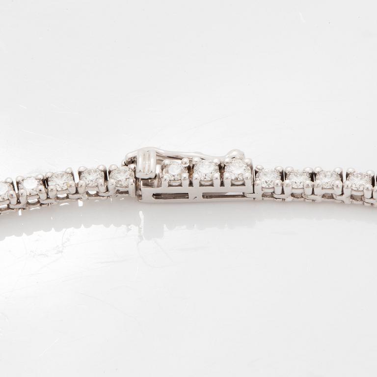 An 18K white gold necklace set with round brilliant-cut diamonds.