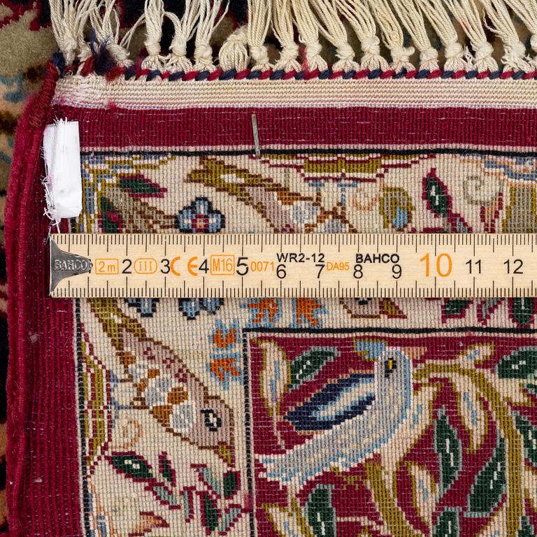 Matta, old Isfahan, part silk, signerad Bahadori, ca 167 x 105 cm.