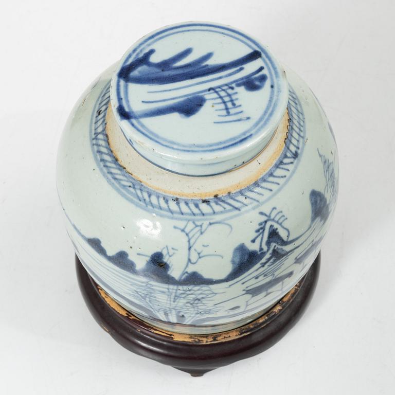 Tekanna, tallrik samt bojan, porslin, Kina, Qingdynastin, 1700-tal samt 1800-tal.
