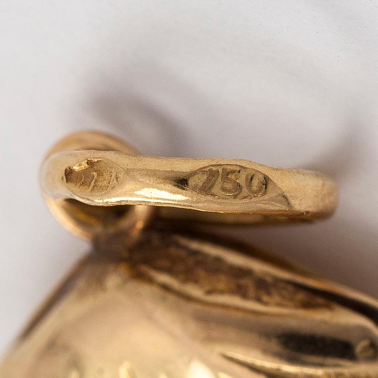 An 18K gold pendant with a cultured pearl.