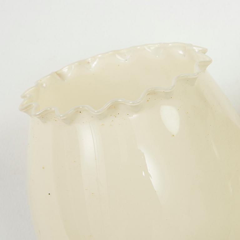 Paavo Tynell, A mid-20th century made to order wall light for Taito.