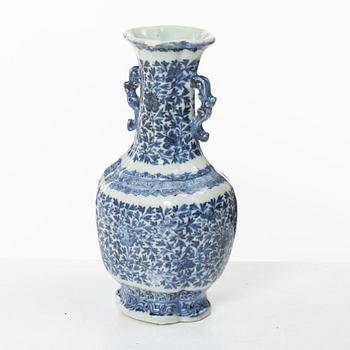 A Chinese blue and white porcelain vase, Qing dynasty, 18th century.