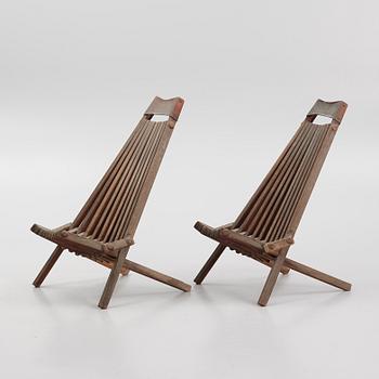 Deck chairs / garden chairs, a pair, late 20th Century.