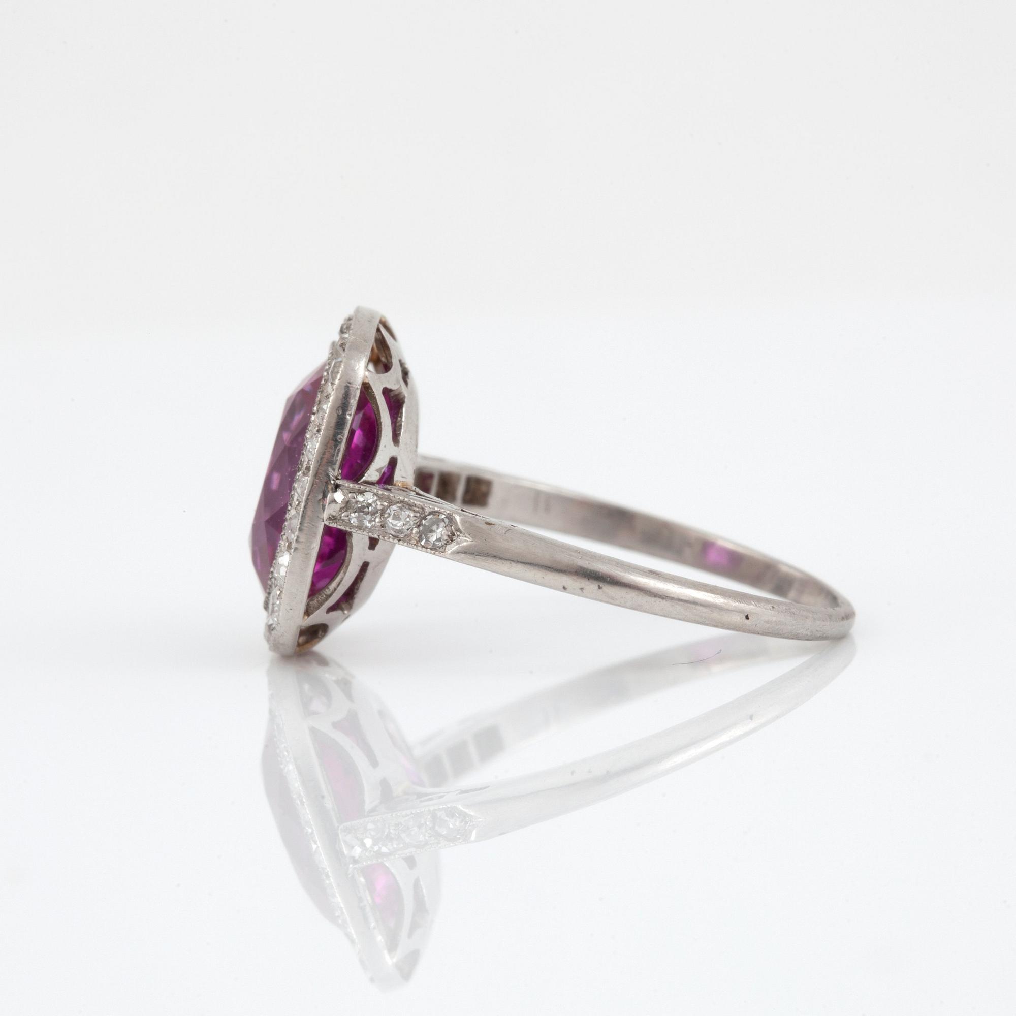RING med burmesisk rubin, 4.00 ct, och åttkantslipade diamanter.
