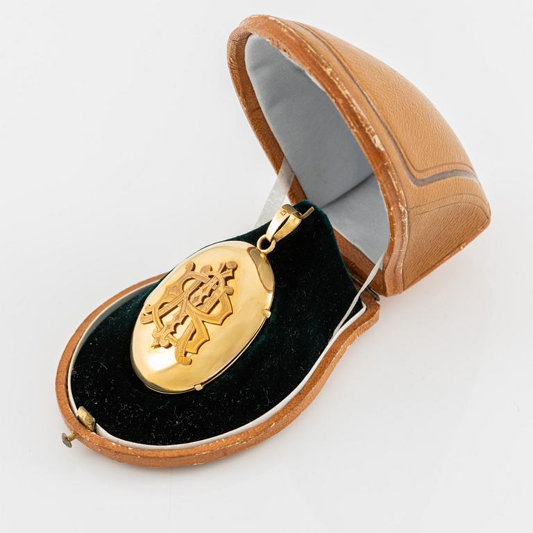Medallion with monogram 18K gold.