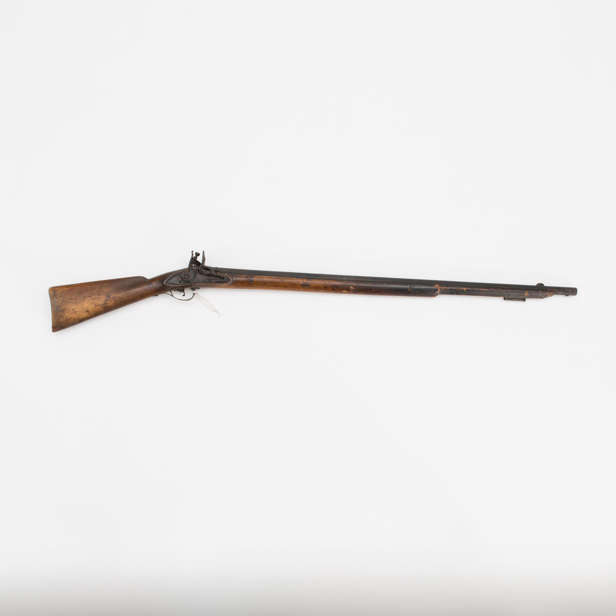 A 18TH CENTURY FLINTLOCK RIFLE.