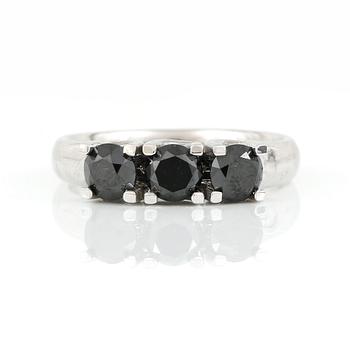 RING, 18K vitguld med svarta diamanter tot 0,99 ct. Vikt 4,65 gram.