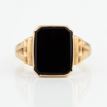 Signet ring, 18K gold with black stone.