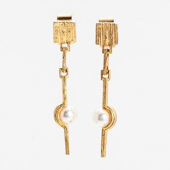 Björn Weckström, a pair of 14K gold 'Nuvola' earrings with a cultured pearl. Lapponia.