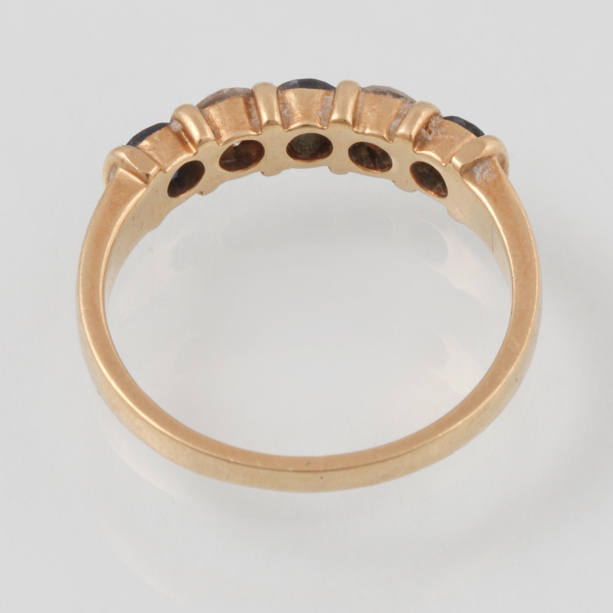 RING, 18K guld med 2 briljantslipade diamanter samt 3 fasettslipade blå safirer, kattfotstämplad. Vikt 2,9 gram.