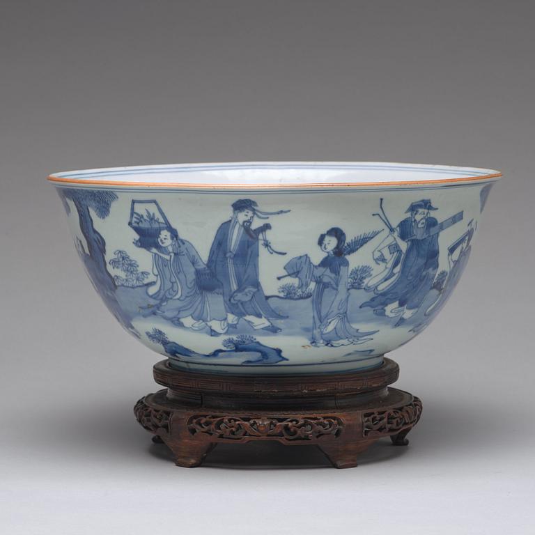 A large blue and white bowl, Transition, 17th century.