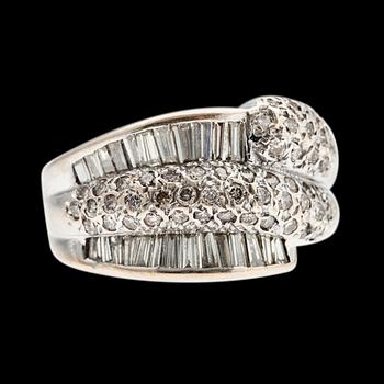 A RING, 18K white gold. Brilliant- and baguette cut diamonds c. 1.40 ct. Size 16+. Weight 8,4 g.