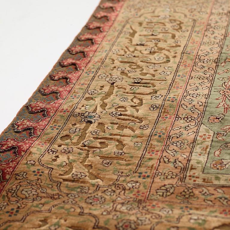 Matta, antik silke Kum Kapi med metallbroschering, Istanbul omkring 1910, "Sultan's Head Prayer" design.