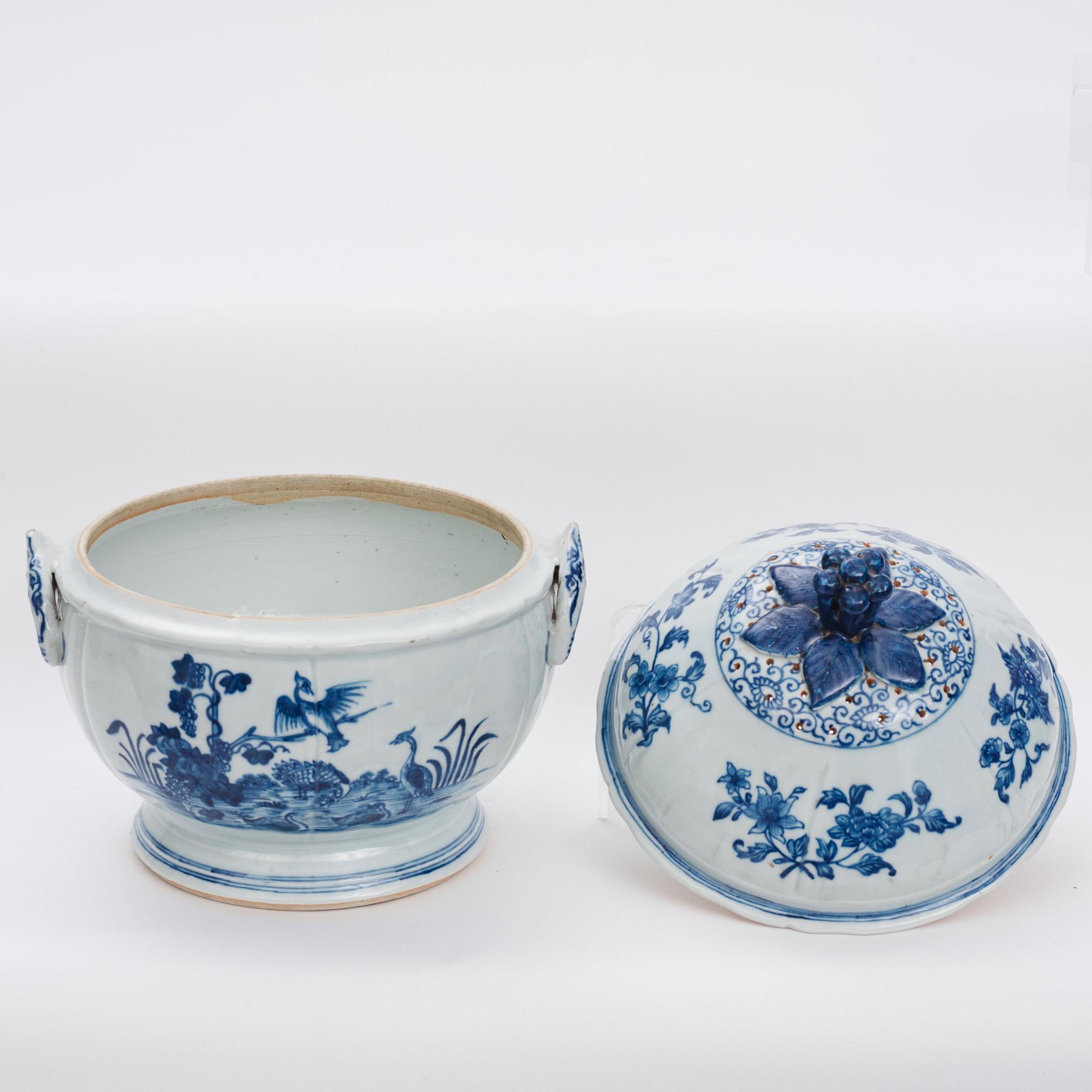 A blue and white dinner service, Qing dynasty, Qianlong (1736-95). (70 pieces).