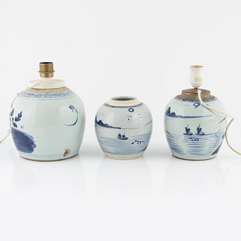 Bordslampor/bojaner, 2 st samt bojan, porslin, Qingdynastin, Kina, 1800-tal.