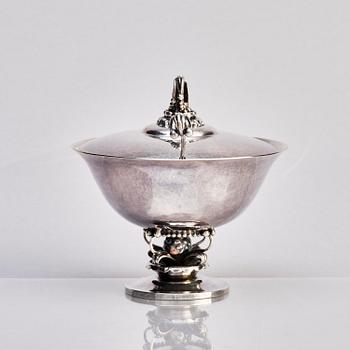 Georg Jensen, bonbonnièr med strösked, silver, Köpenhamn 1919-1927, design nr 234, sked design nr 74.