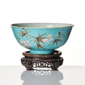 A turquoise-ground grisaille-painted 'Dayazhai' 'peony and chysanthemum' bowl, Qing dynasty, Guangxu period, circa 1876.