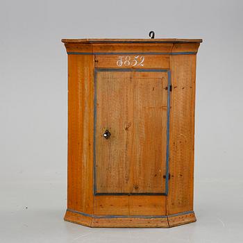 HÖRNSKÅP, allmoge, bär datering 1852.