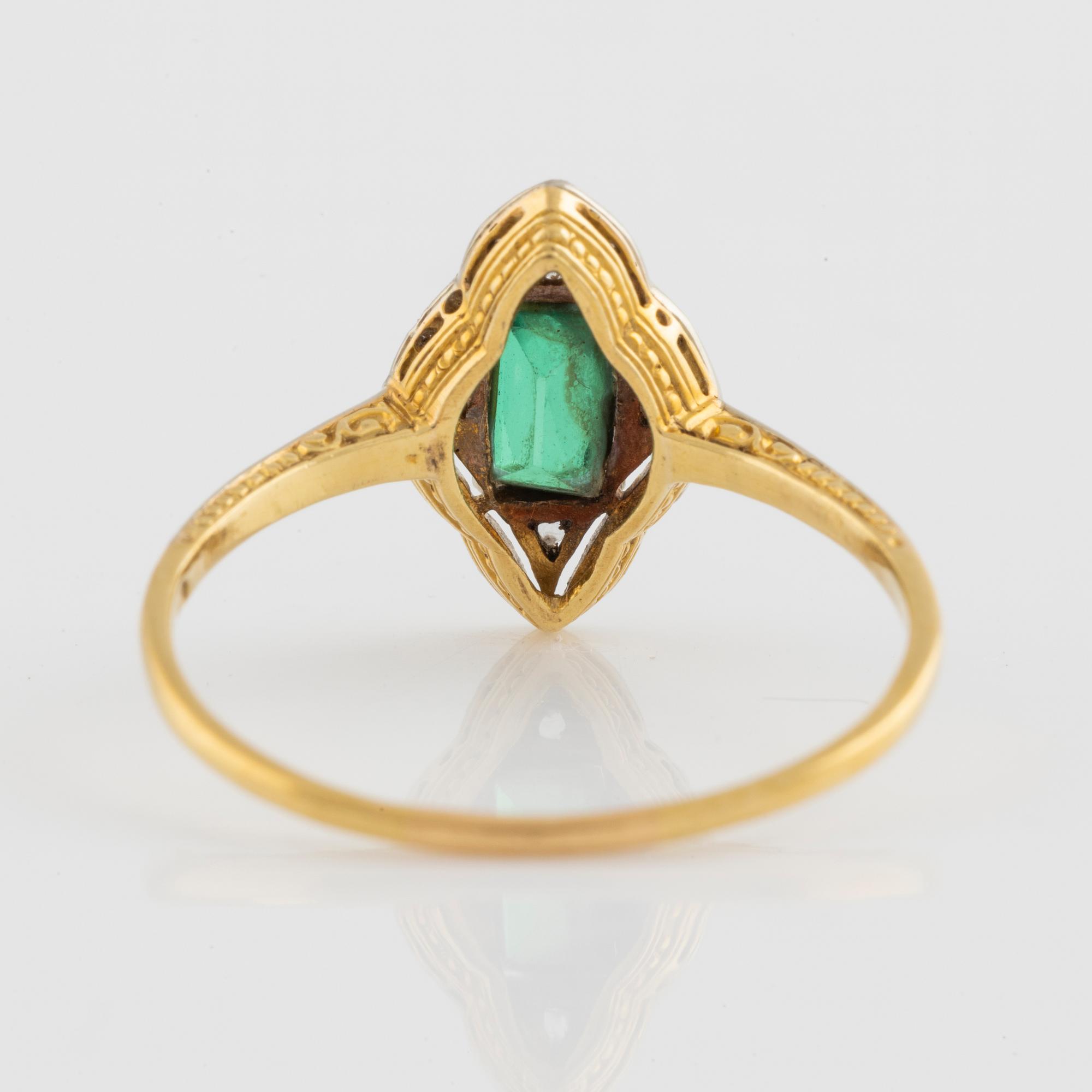 Ring, guld med rosenslipade diamanter och grön paste.