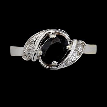 RING, vitguld med diamanter och safir. Total vikt ca 2,4 g.