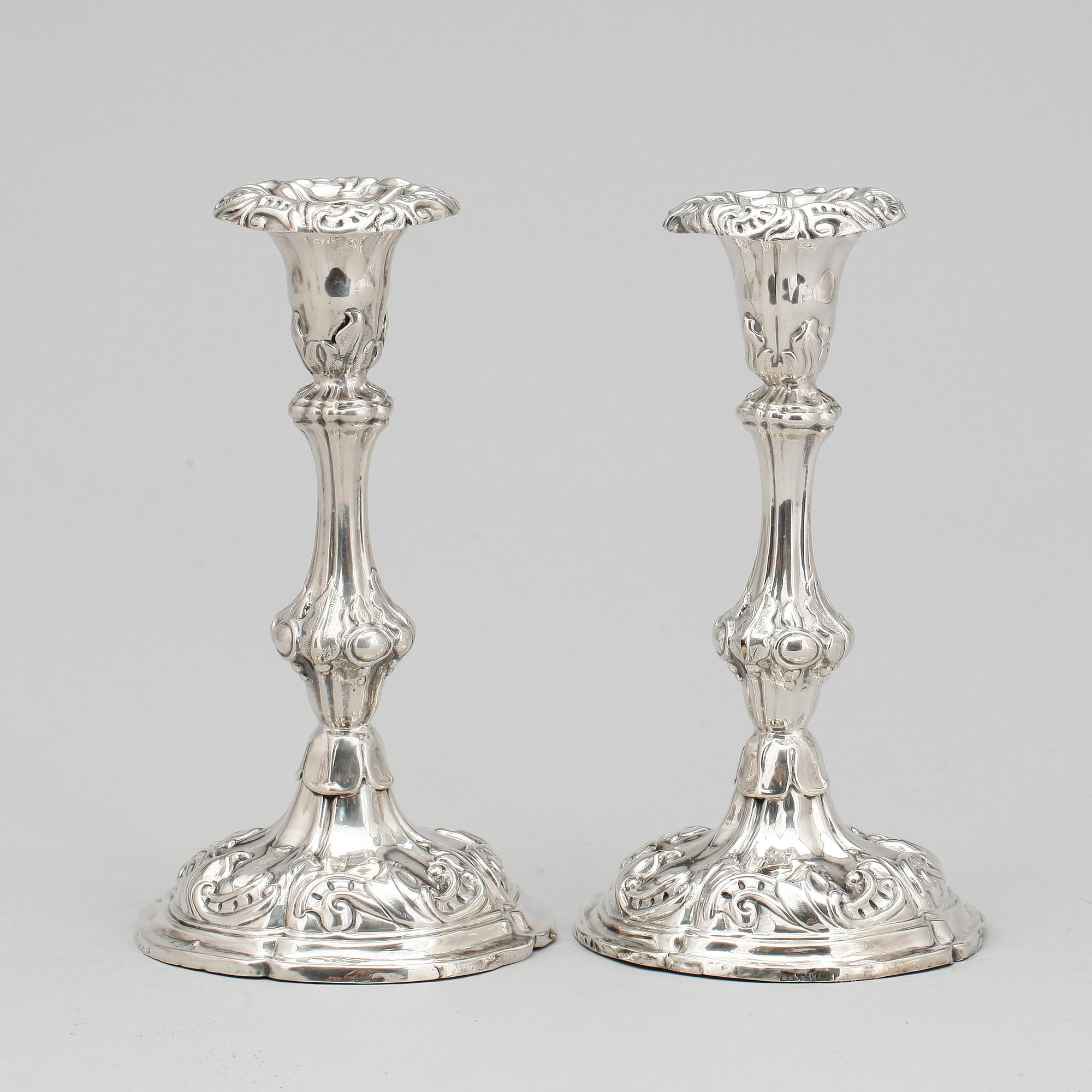 LJUSSTAKAR, ett par, silver, rokokostil, möjligen Anders Petter Lundqvist, Stockholm, 1848.