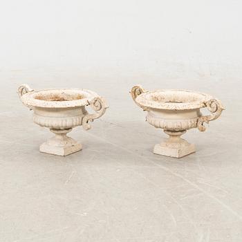 Garden urns, a pair of cast iron from the first half of the 20th century.