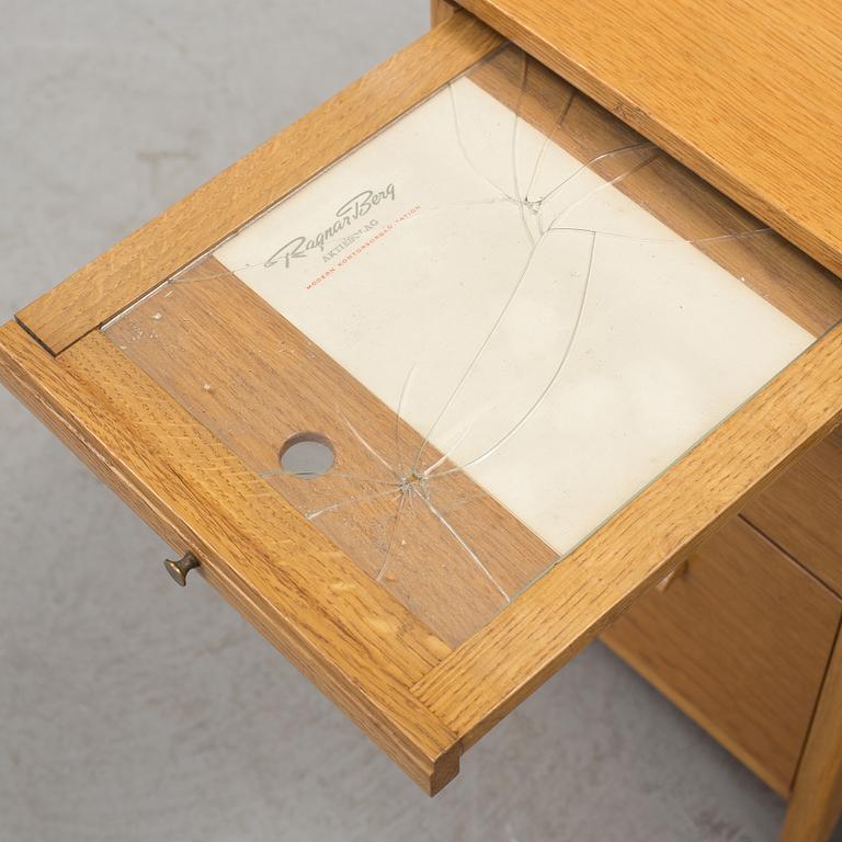 MINIATYRSKRIVBORD / LEKSAKSKONTOR, med tillbehör, Ragnar Berg AB, omkring 1900-talets mitt.