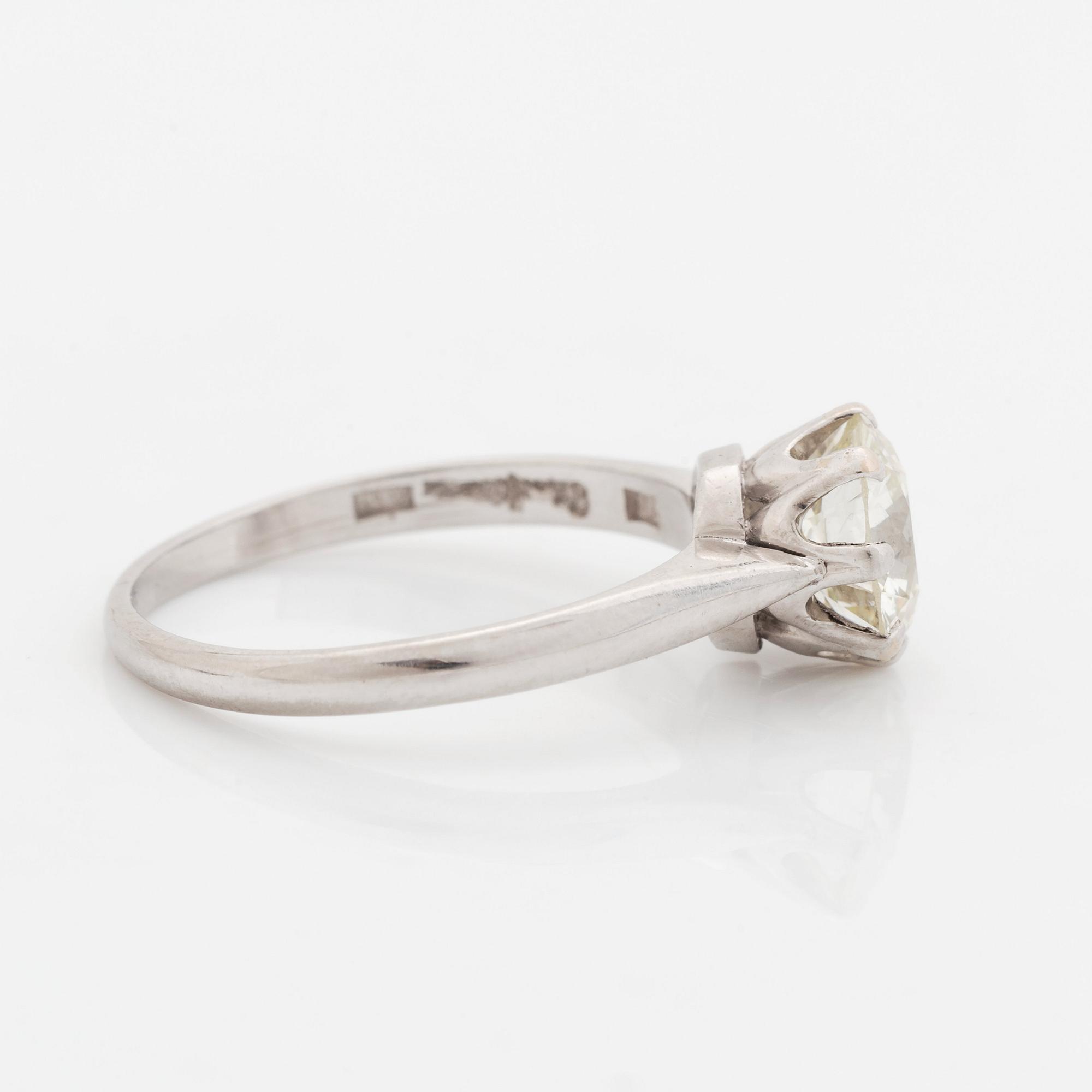 Ring platina med en gammalslipad diamant, Wiwen Nilsson.