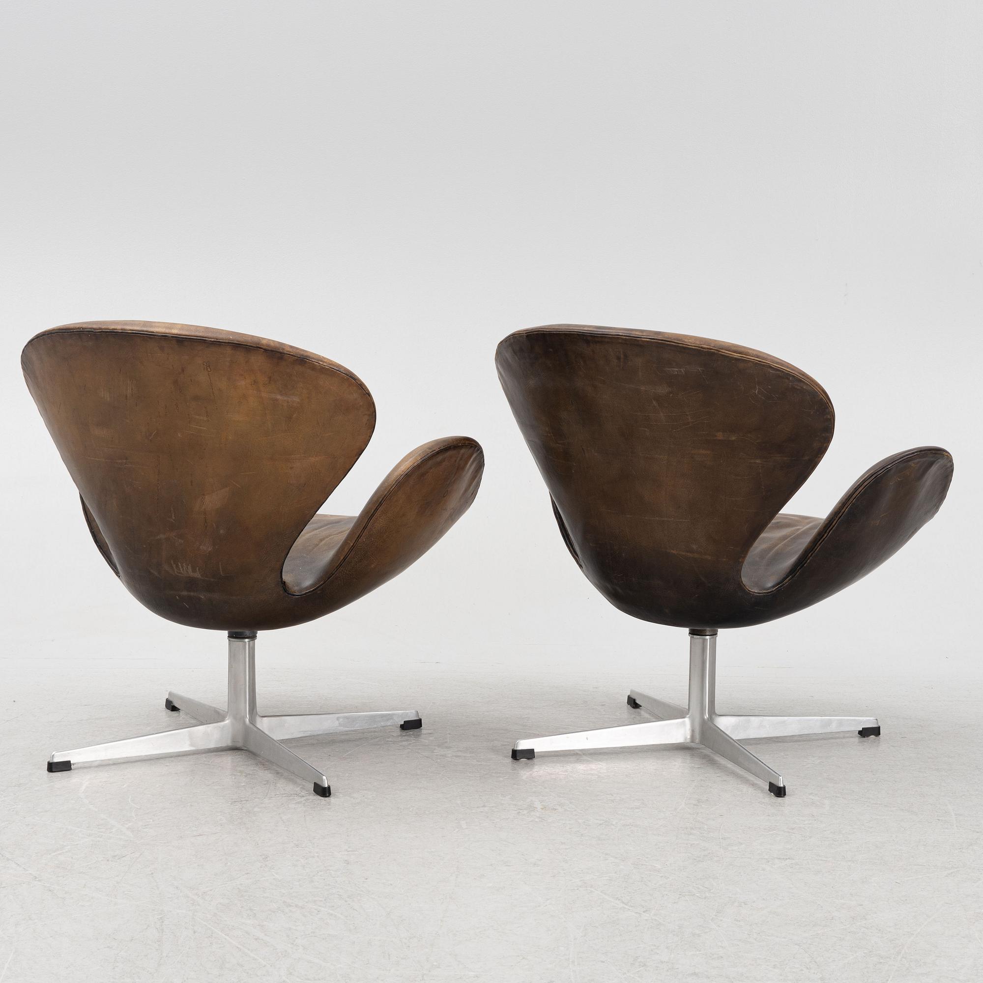 Arne Jacobsen, fåtöljer, ett par, "Svanen", Fritz Hansen, Danmark, 1963.