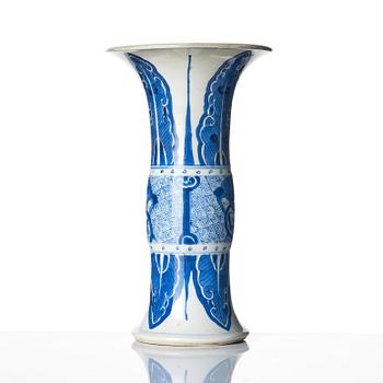 A blue and white vase, Qing dynasty, Kangxi (1662-1722).