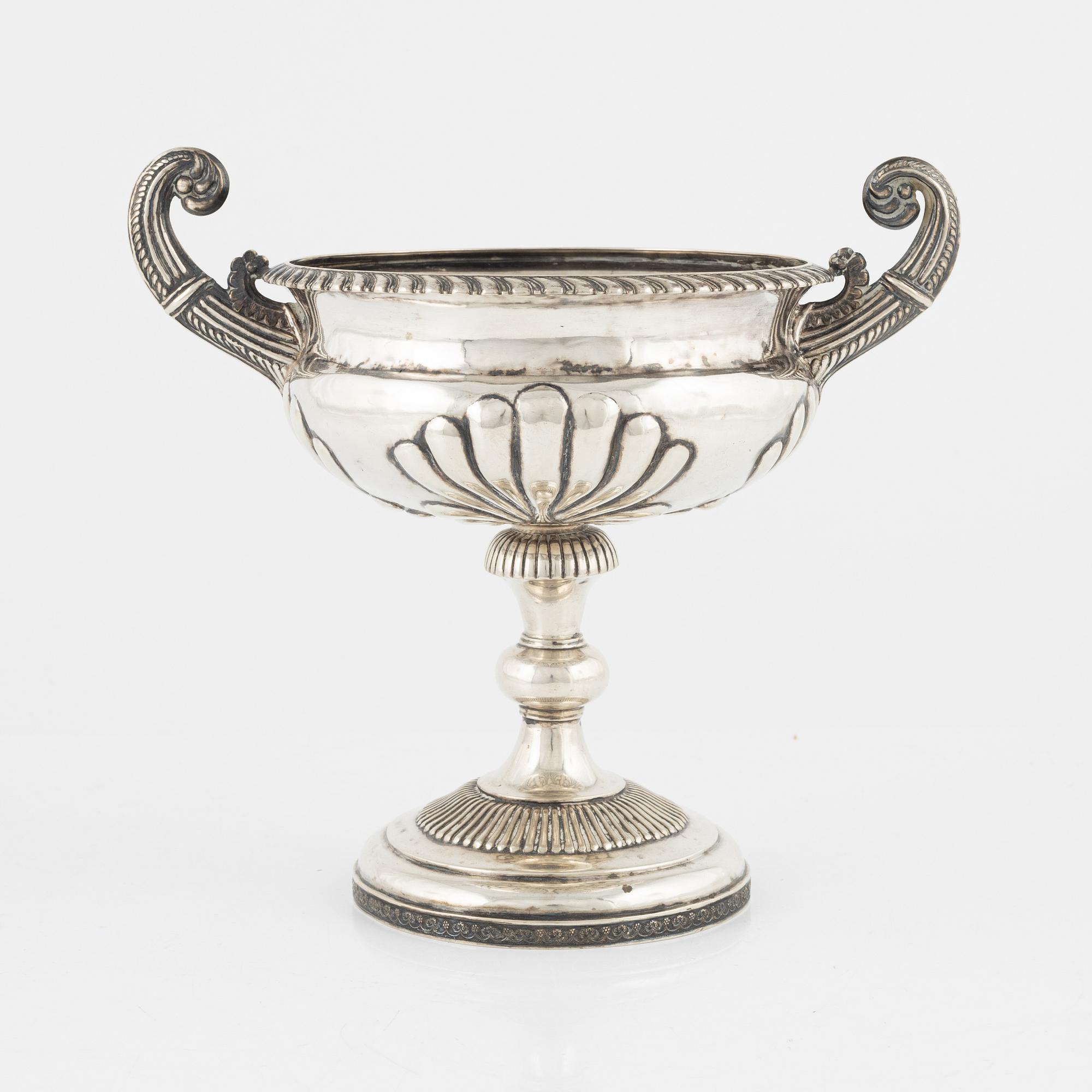 Roland Mellin, hänkelskål på fot, silver, empire, Helsingfors 1839.