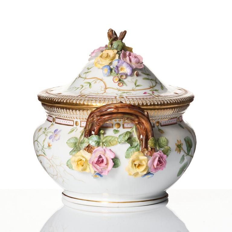 Terrin med lock, porslin. Royal Copenhagen, "Flora Danica", Danmark, omkring 1900.