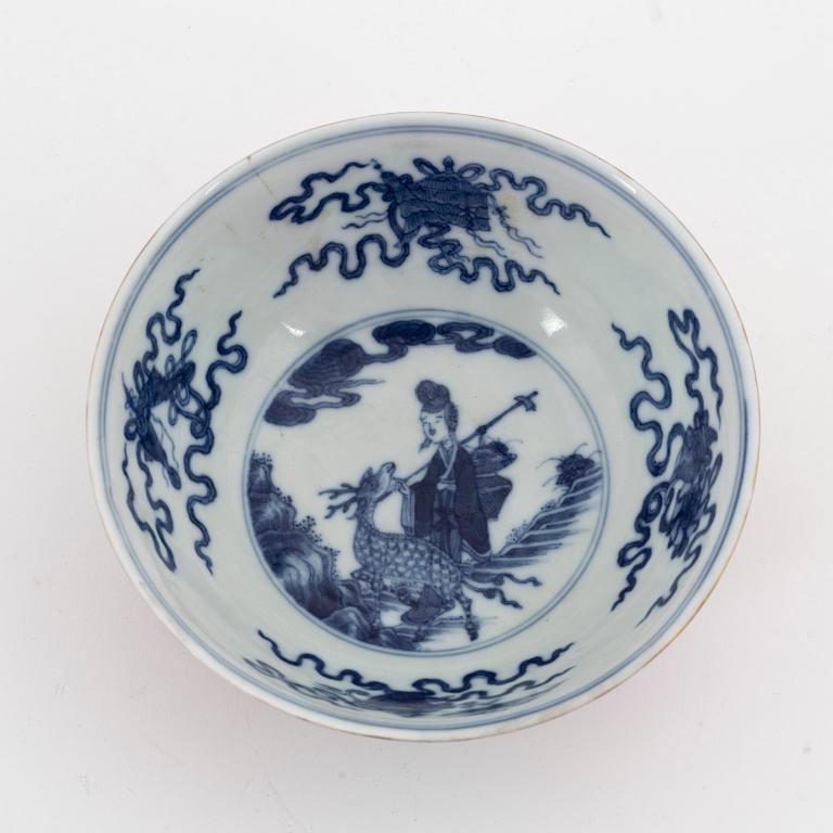 A Chinese enamelled bowl, 20th century.