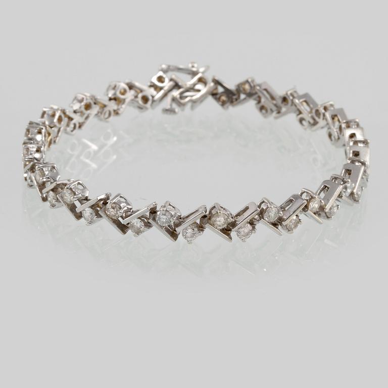 ARMBAND, 14k vitguld med briljantslipade diamanter, totalt ca 4.20 ct. Vikt 17 g.