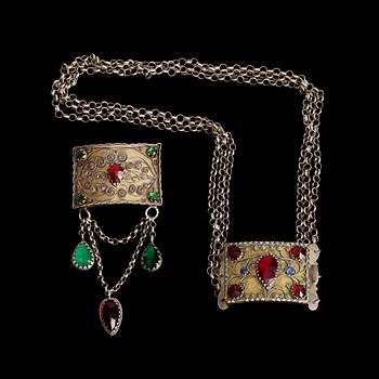 HALSLÅS samt BROSCH, silver med filigranarbete och färgade stenar. 1800-talets slut. Vikt 8 resp. 16 g.