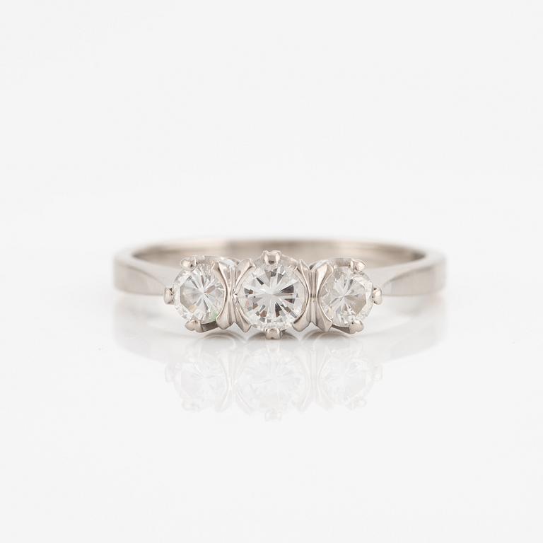 Ring in 18K white gold set with round brilliant-cut diamonds.