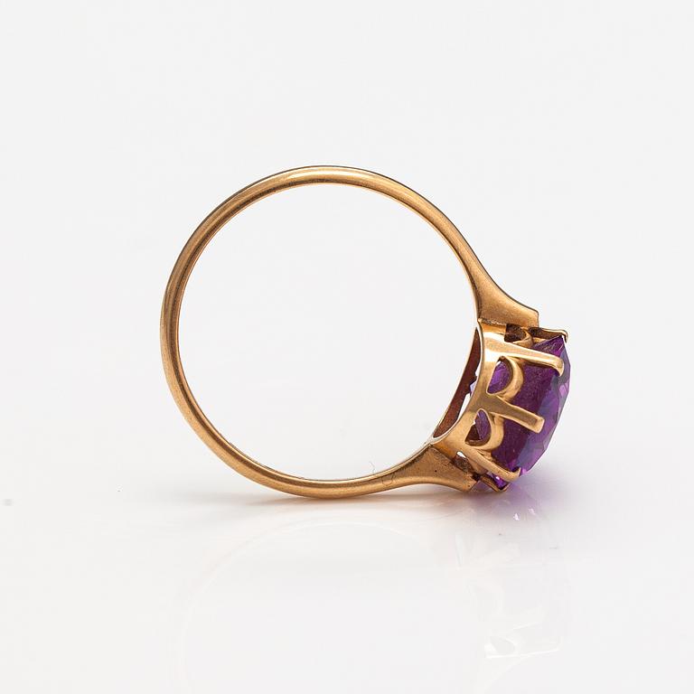 A 14K gold and synthetic sapphire ring. Westerback, Helsinki 1957.