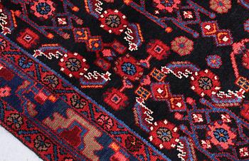 Gallerimatta, Hamadan, ca 423 x 113 cm.