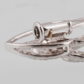 BROSCH, 18K vitguld med briljantslipade diamanter. Vikt 7,2 gram.