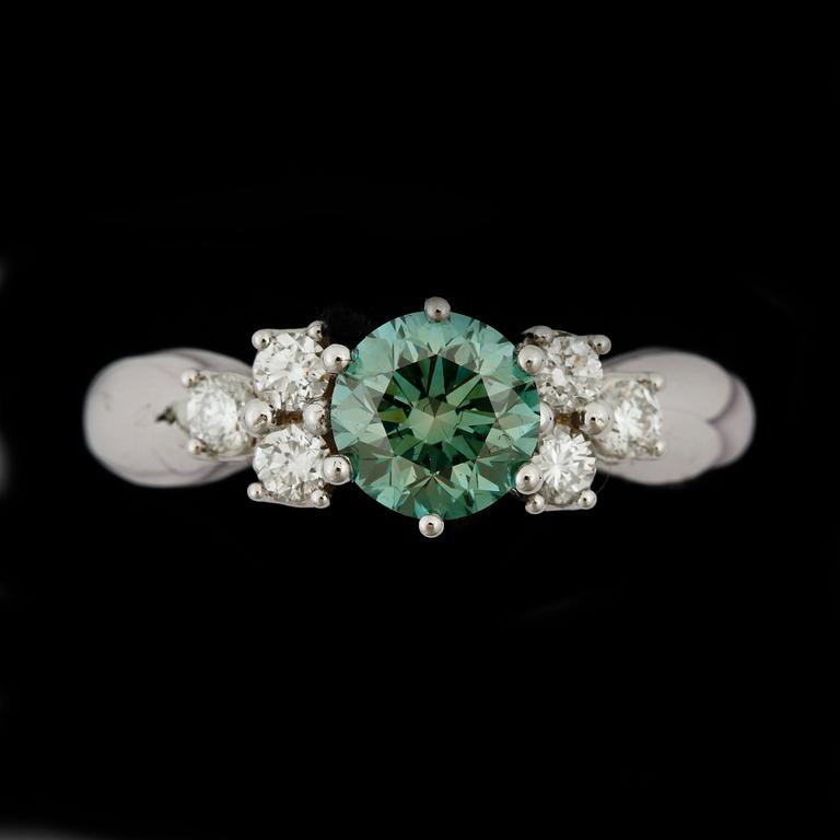 RING, 18k vitguld med briljantslipade diamanter, mittsten grön diamant ca1,04ct. övriga tot ca0,29ct. Vikt 5,5g.