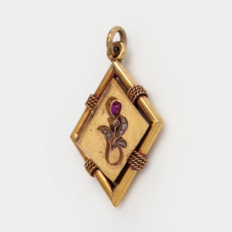 Medaljonki, viistehiottu rubiini, ruusuhiotut timantit, 14K (56) kultaa, Venäjä 1908-1926.